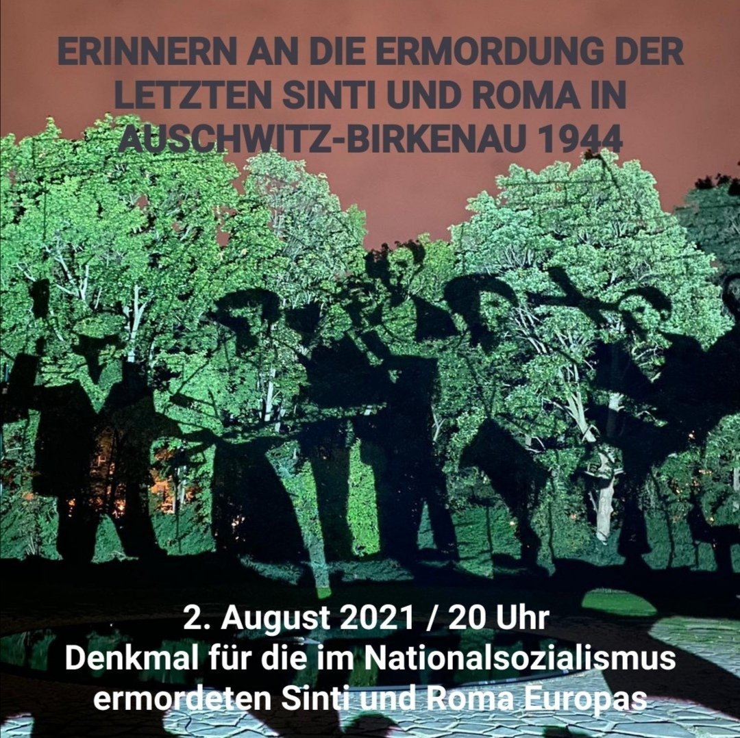 Text oben: "Erinnern an die Ermordung der letzten Sinti und Roma in Auschwitz-Birkenau 1944". Graphische Elemente: Schwarzer Scherenschnitt von mehreren Personen vor mehreren Bäumen, rotbrauner Himmel, Schatten auf der Erde. Text unten: "2. August 2021 / 20 Uhr Denkmal für die im Nationalsozialismus ermordeten Sinti und Roma Europas."